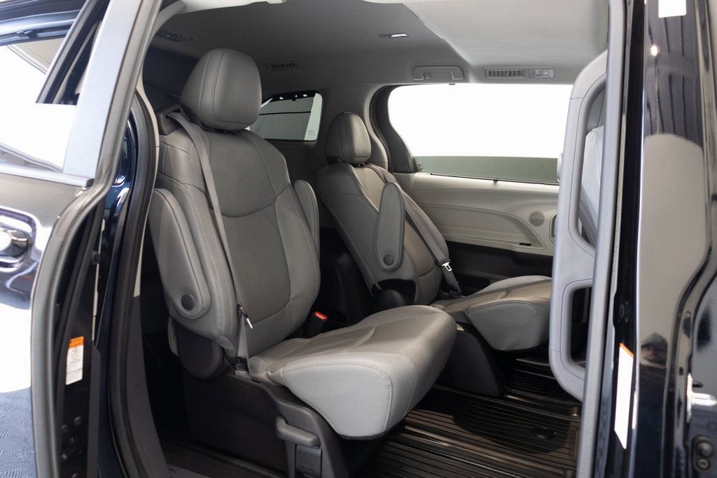 Used 2024 Toyota Sienna Limited image 23