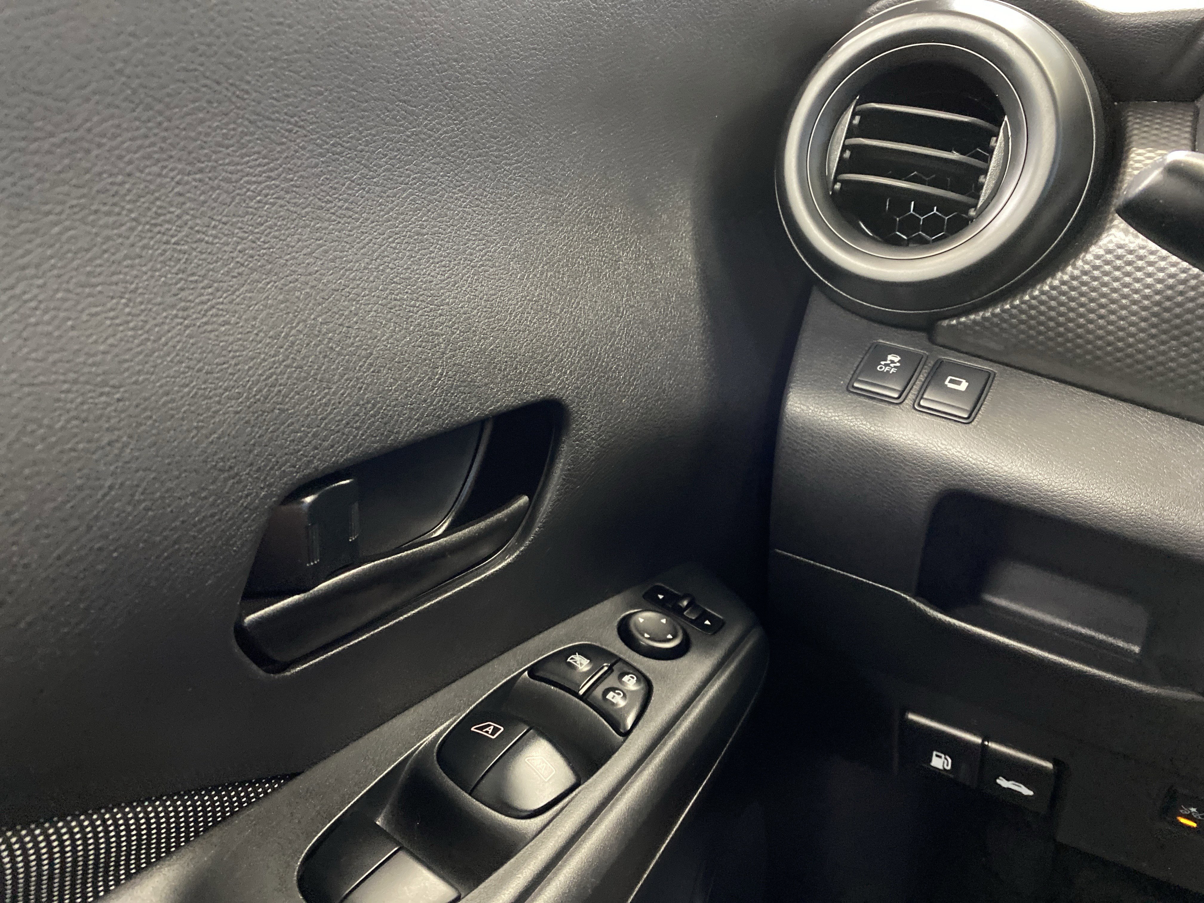 Used 2018 Nissan Kicks S image 20