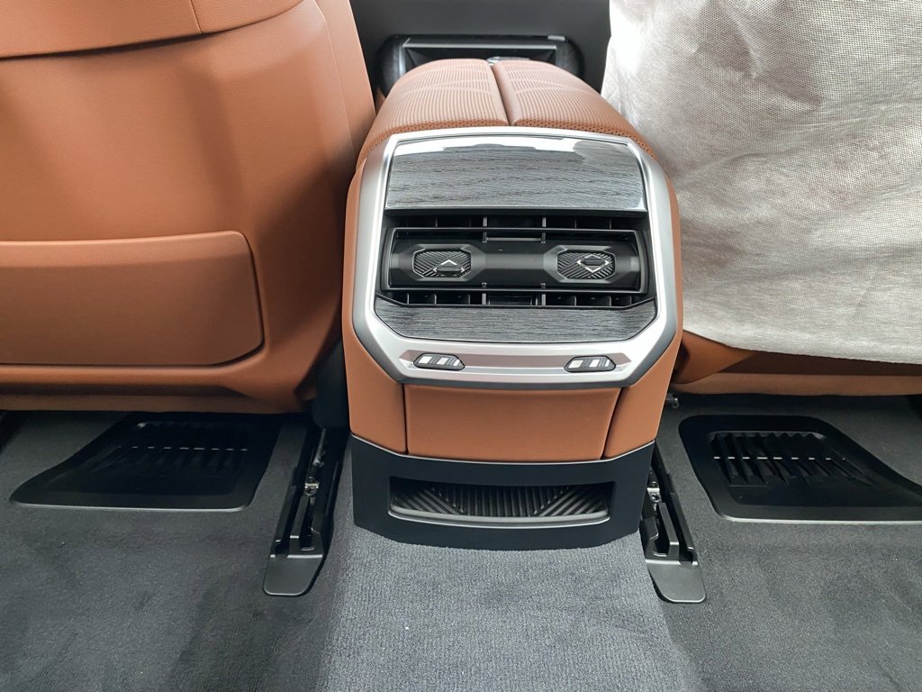 New 2026 BMW 750e xDrive image 10