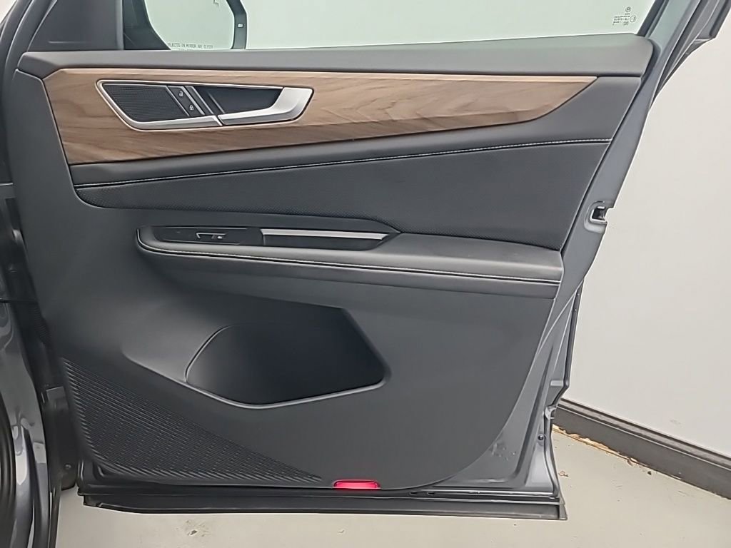 Used 2025 Volkswagen Atlas SE image 12