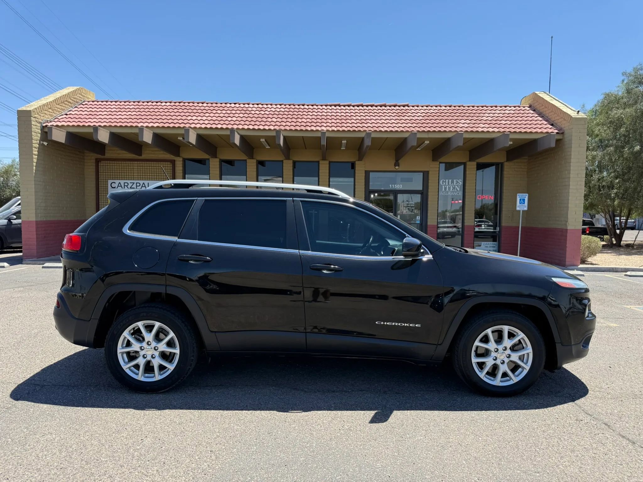 Used 2017 Jeep Cherokee Latitude w/ Safety/Convenience Group FWD image 12