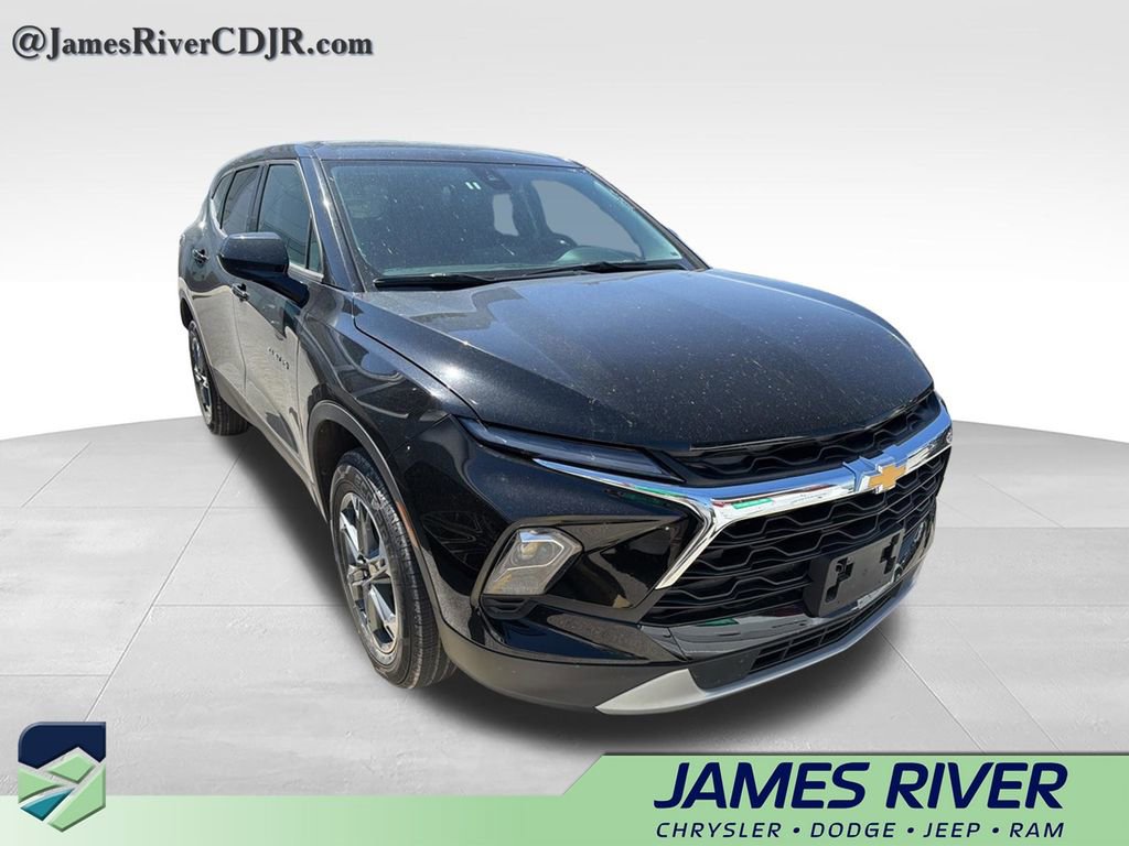 Used 2025 Chevrolet Blazer LT AWD/4WD image 3