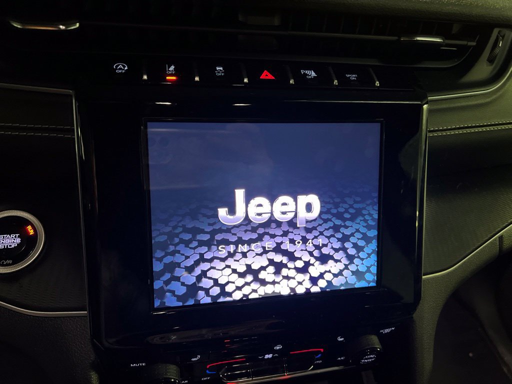 Used 2025 Jeep Grand Cherokee Altitude AWD/4WD image 21