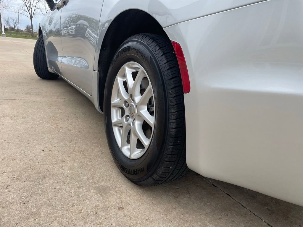 Used 2023 Chrysler Pacifica Touring-L image 19