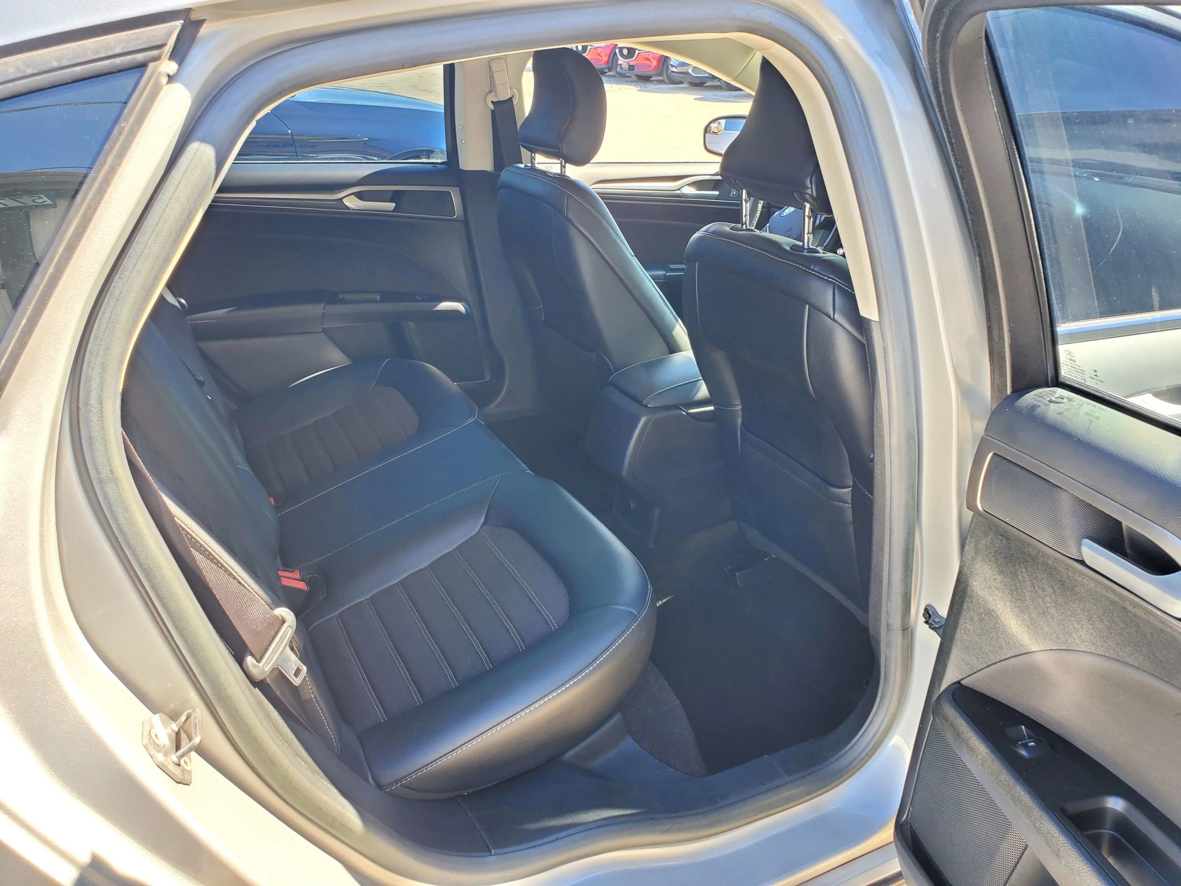 Used 2017 Ford Fusion SE w/ Equipment Group 201A image 25