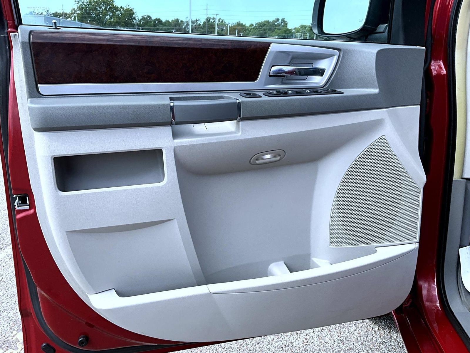 Used 2010 Chrysler Town & Country Touring w/ Entertainment Group #2 FWD image 10