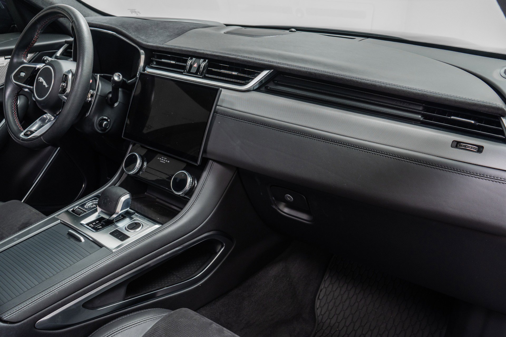 Used 2023 Jaguar F-PACE SVR image 14