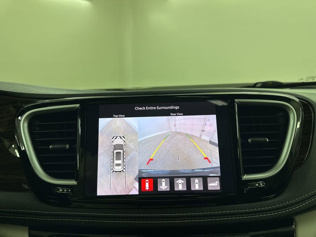 Used 2022 Chrysler Pacifica Limited w/ Uconnect Theater Family Group image 41