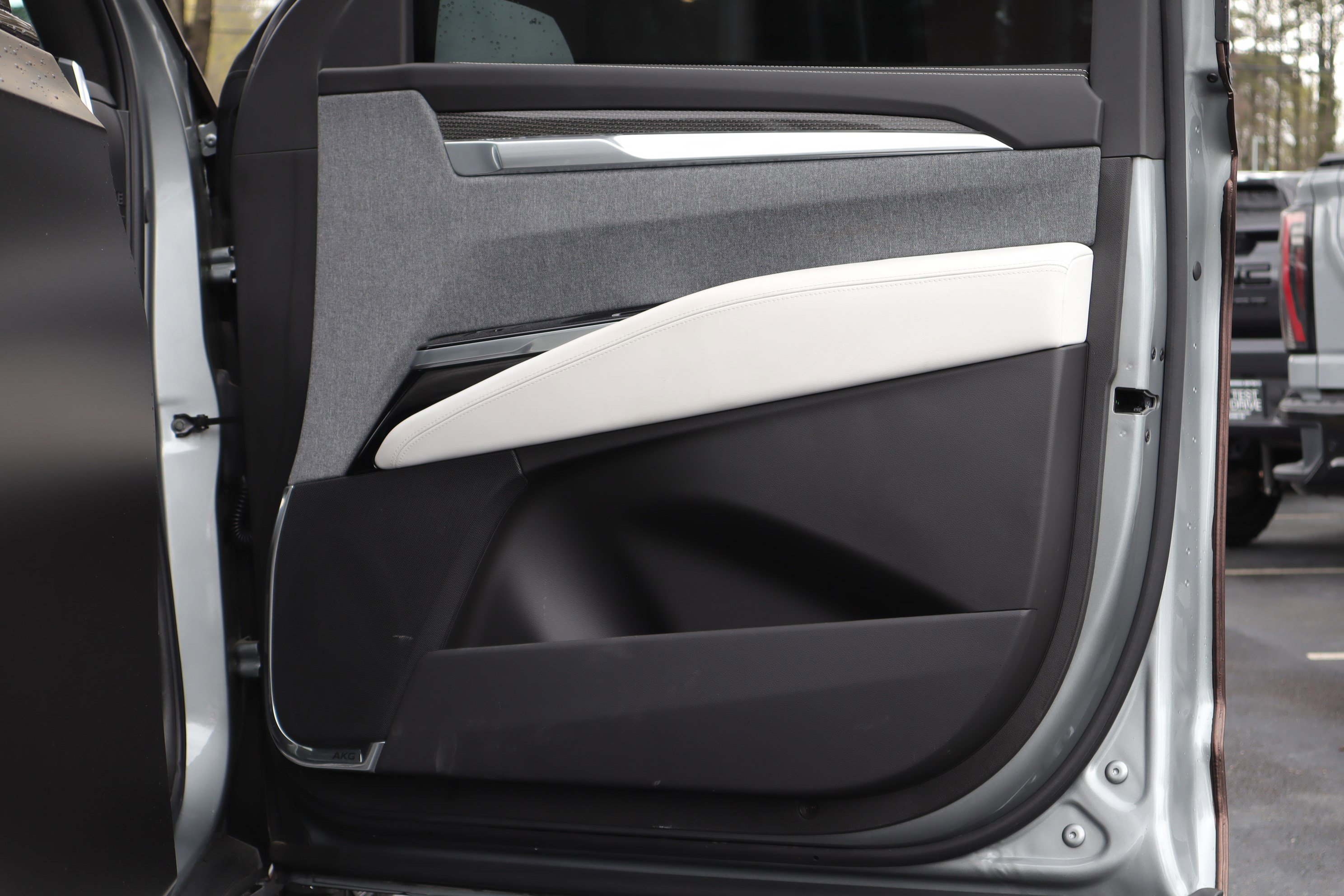 Used 2025 Cadillac Escalade V w/ LPO, ONYX Package image 30