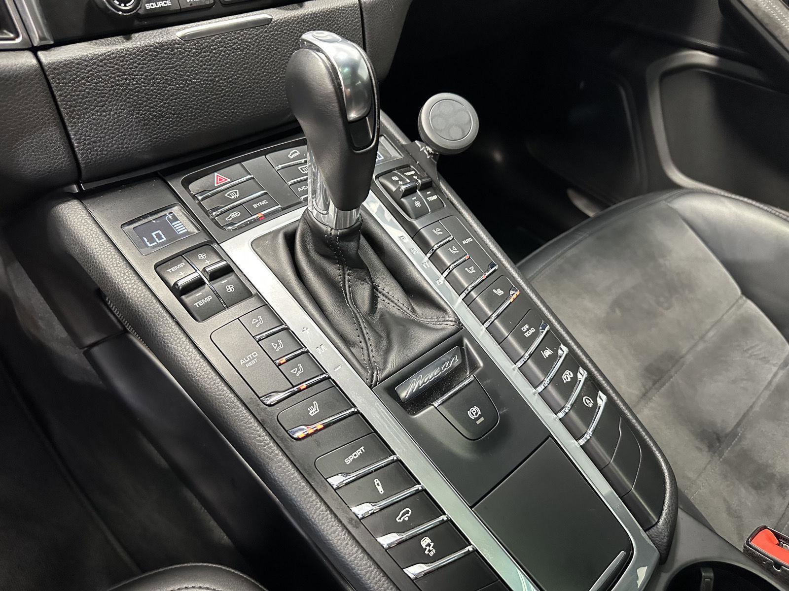 Used 2018 Porsche Macan GTS AWD/4WD image 32