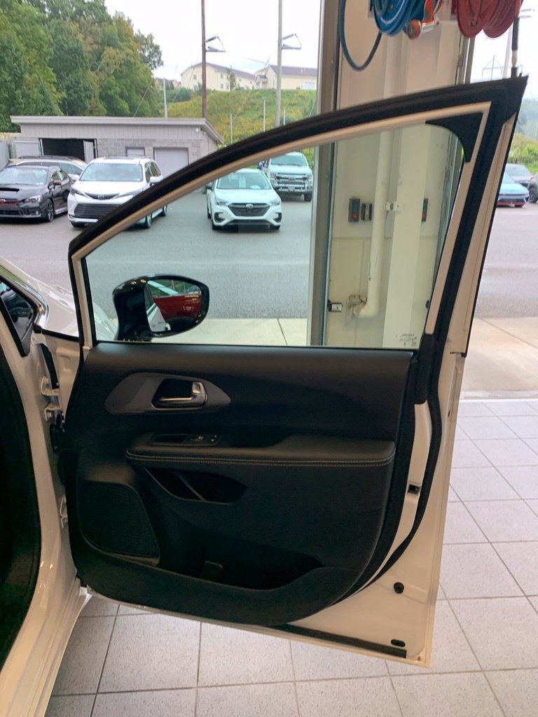Used 2026 Chrysler Pacifica Select FWD image 14