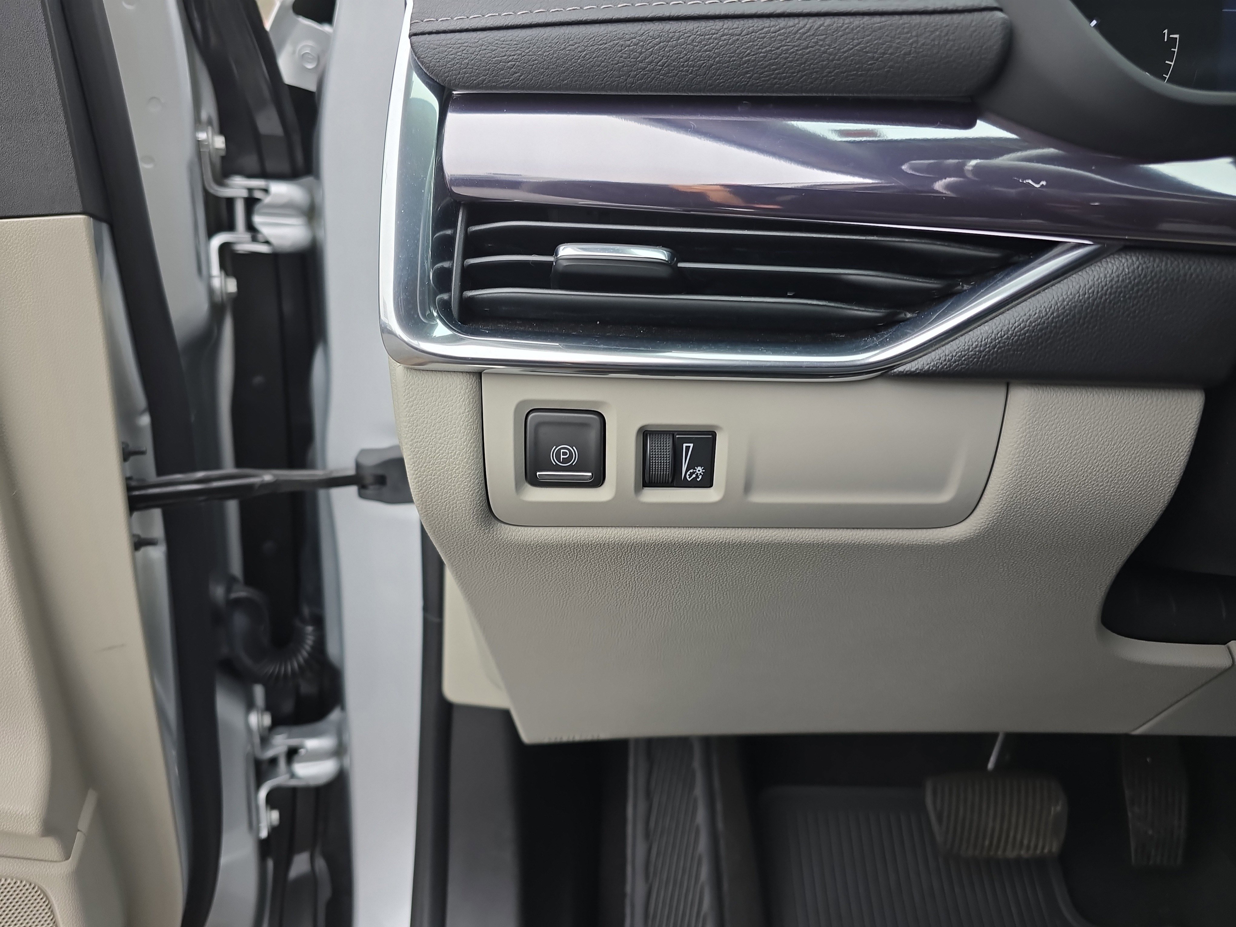 Used 2021 Cadillac XT4 Luxury w/ Cold Weather Package image 36