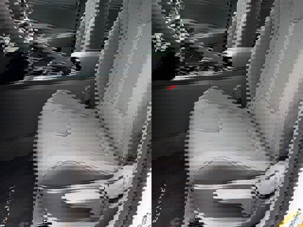 Certified 2025 Hyundai Elantra SE w/ Cargo Package image 12