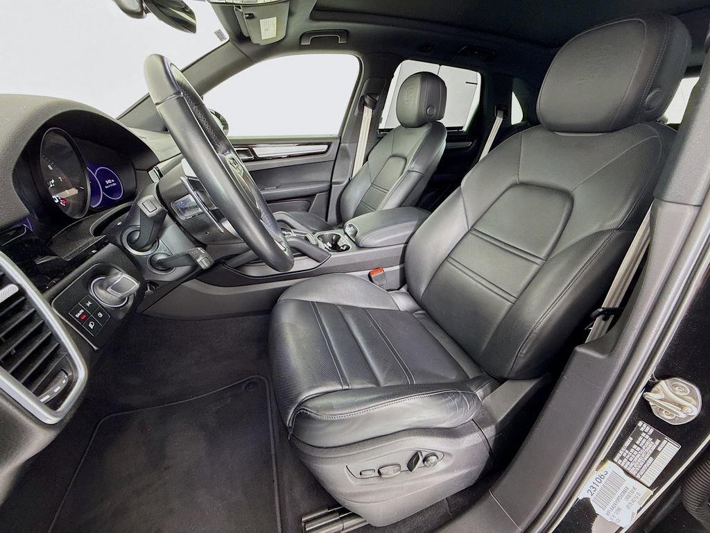Certified 2023 Porsche Cayenne Platinum Edition image 5