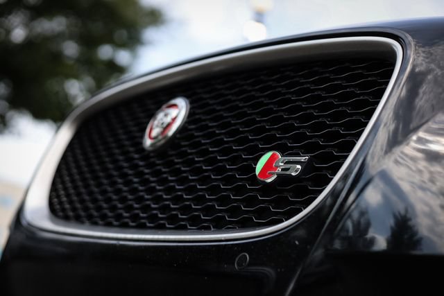 Used 2018 Jaguar XF S AWD/4WD image 18