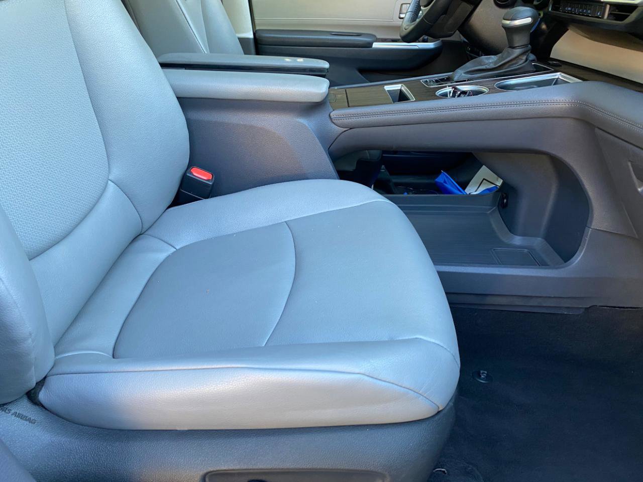 Used 2023 Toyota Sienna XLE FWD image 55