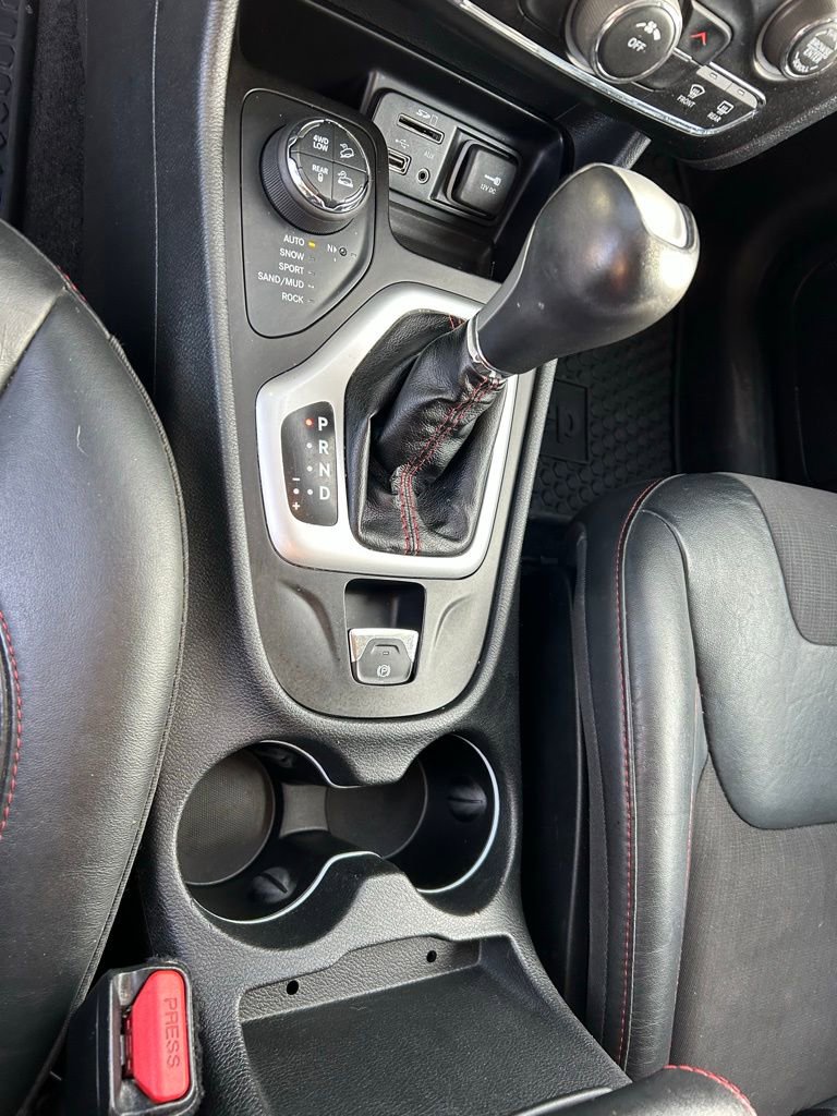 Used 2015 Jeep Cherokee Trailhawk image 18