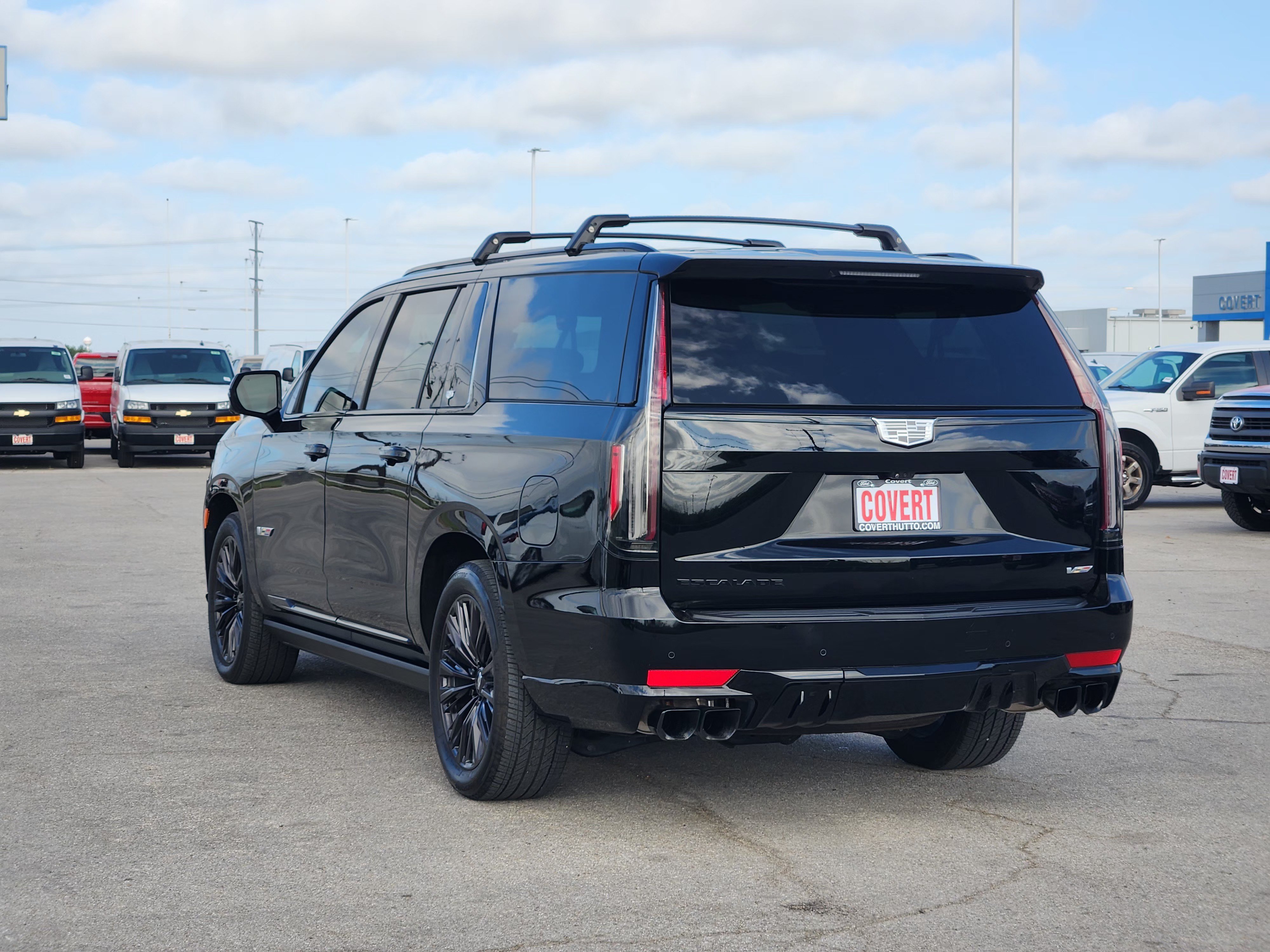 Used 2024 Cadillac Escalade ESV V w/ LPO, ONYX Package AWD/4WD image 5