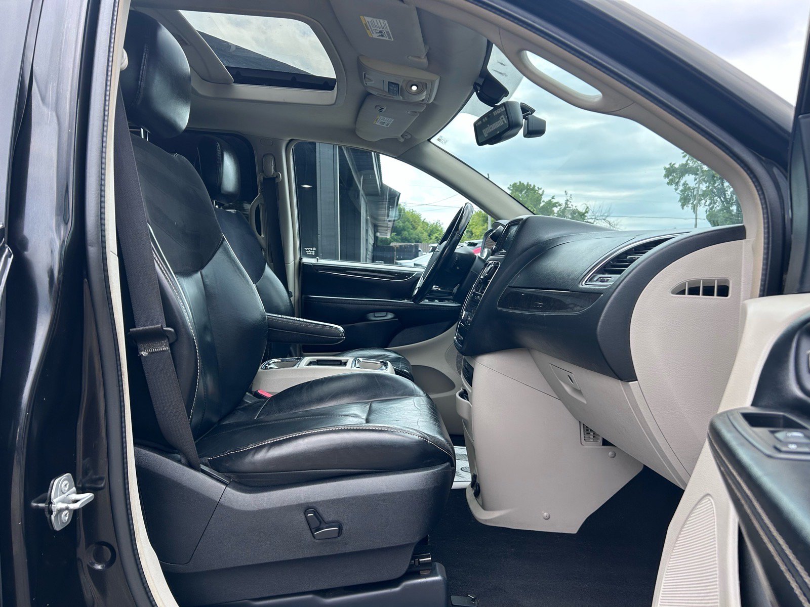 Used 2016 Chrysler Town & Country Limited Platinum FWD image 12