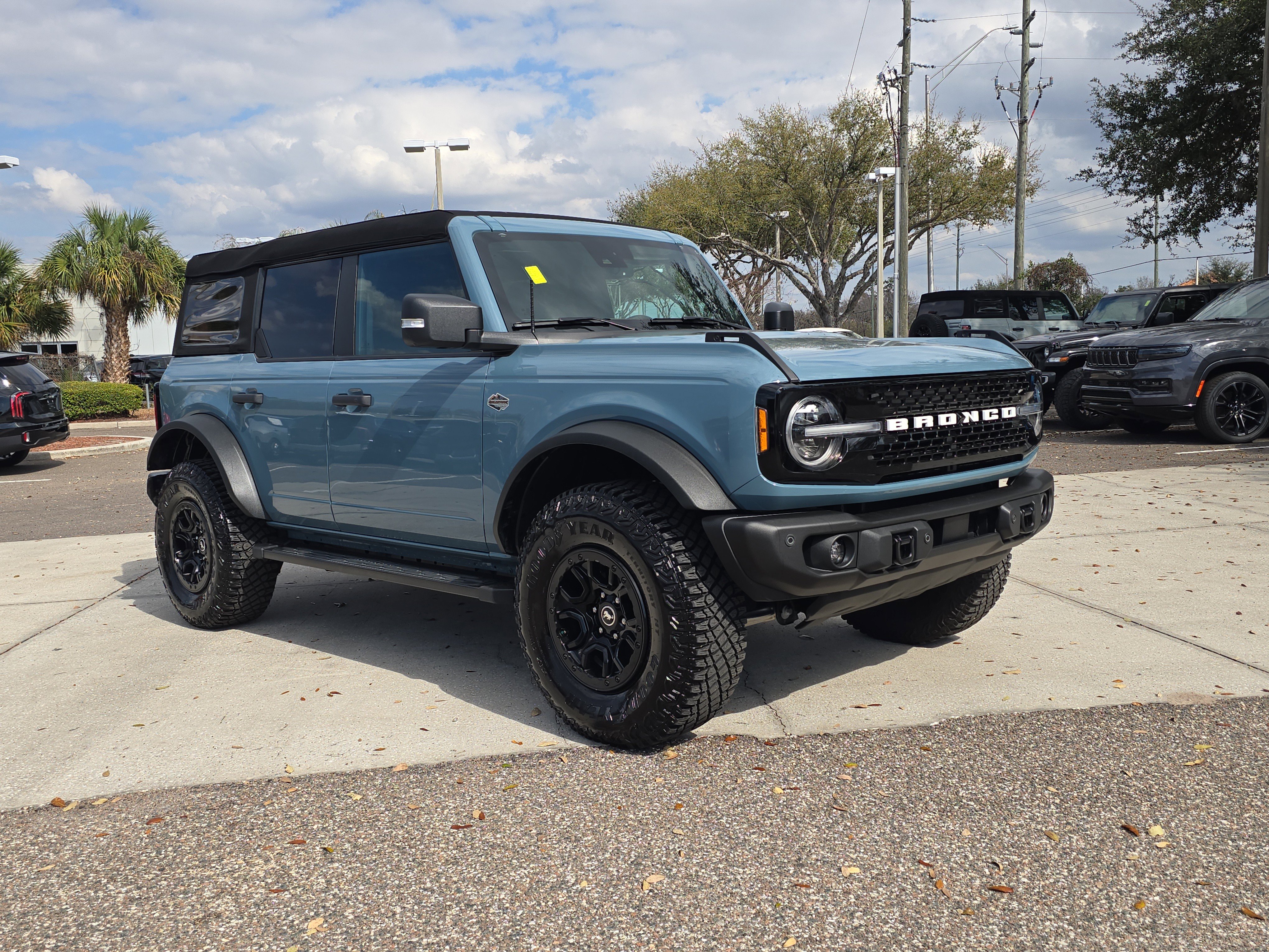 Used 2023 Ford Bronco Wildtrak image 2