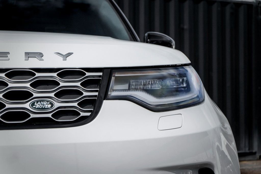 Used 2025 Land Rover Discovery Metropolitan Edition image 6