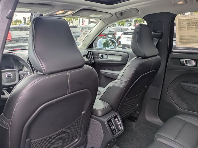 Certified 2025 Volvo XC40 B5 Plus w/ Climate Package AWD/4WD image 26