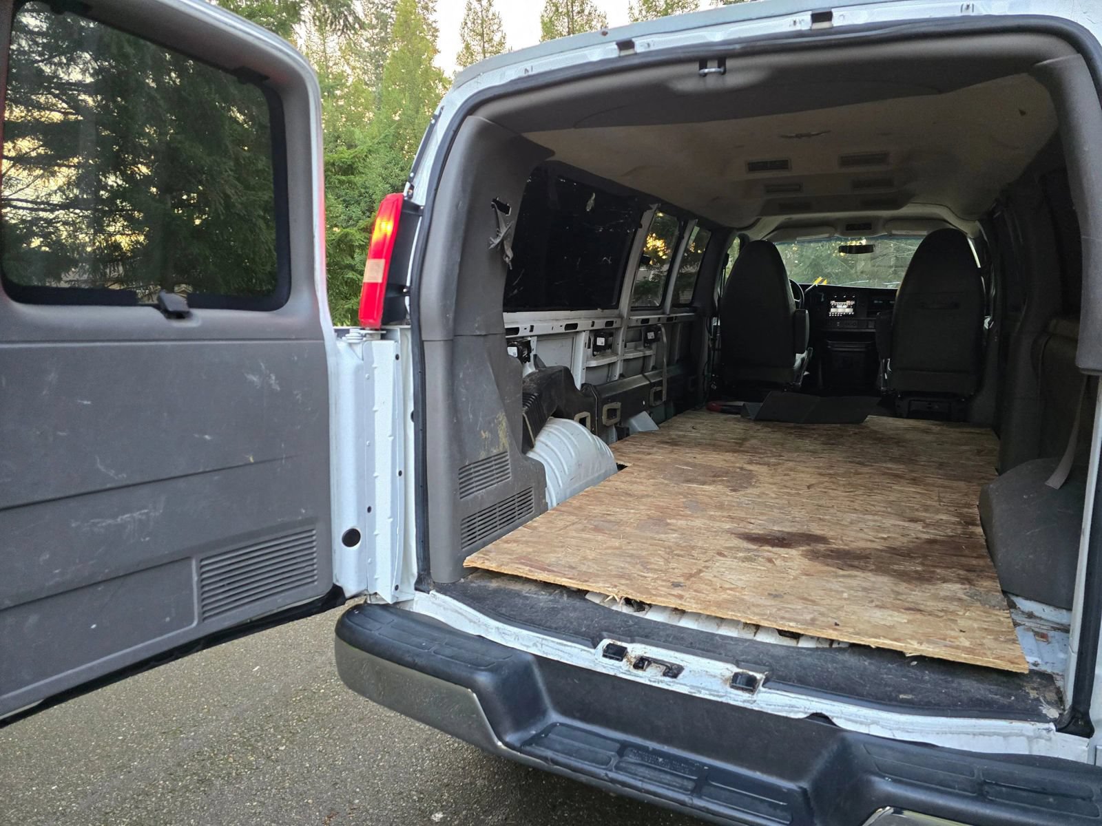 Used 2015 Chevrolet Express 3500 LT w/ LT Preferred Equipment Group RWD image 5