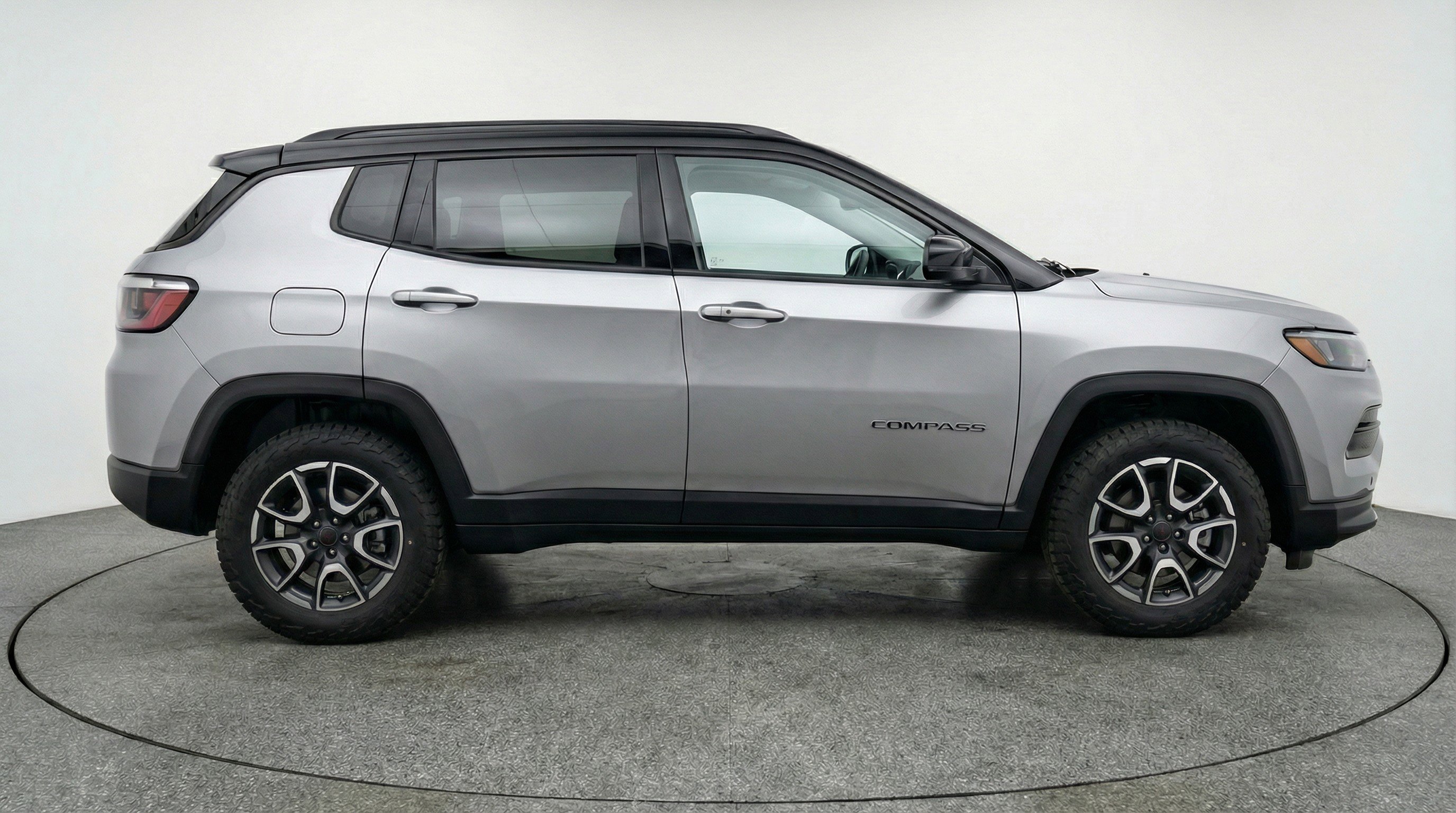 Used 2025 Jeep Compass Trailhawk image 11