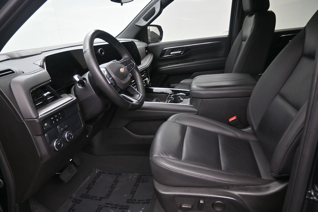 Used 2025 Chevrolet Suburban LT RWD image 12