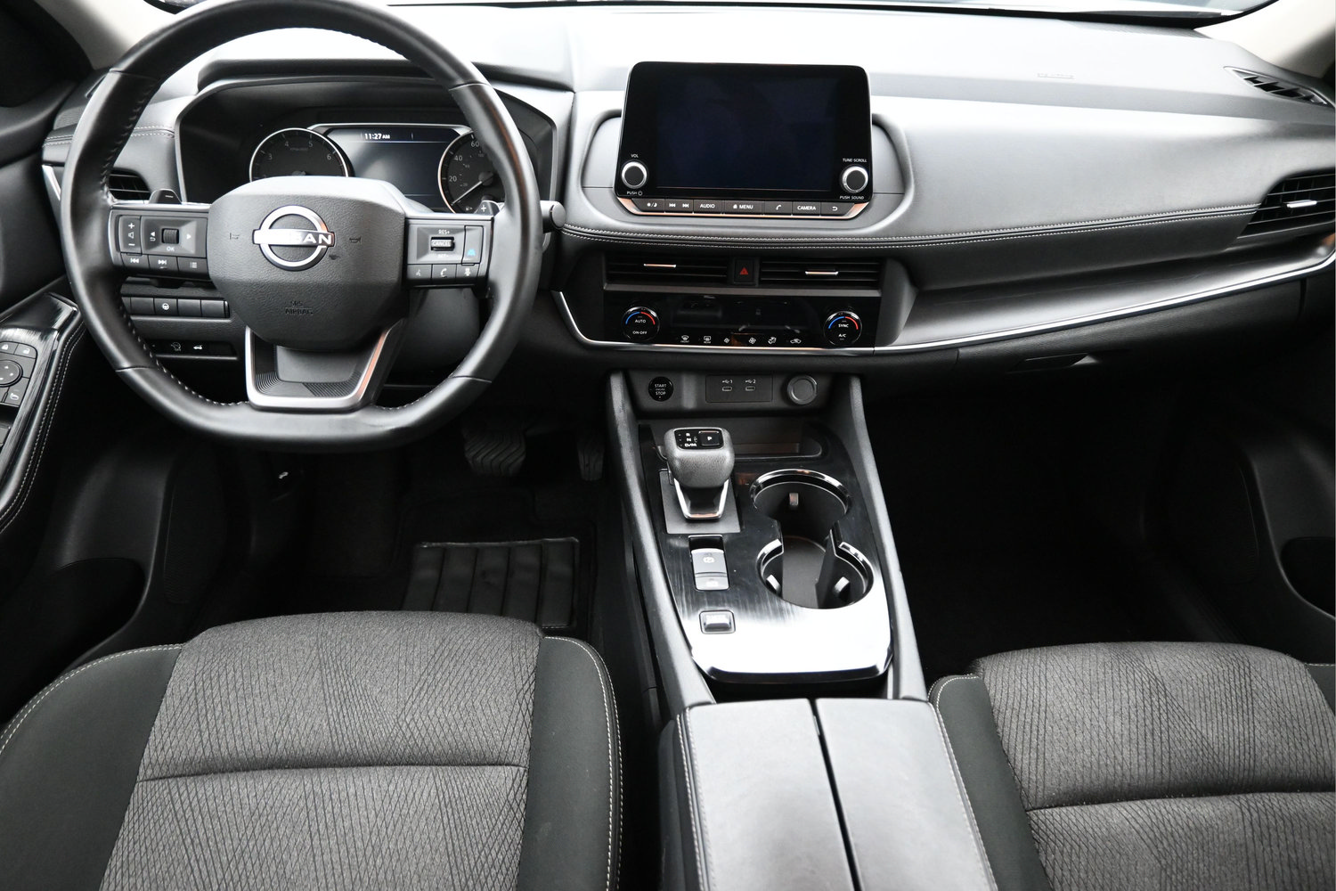 Used 2025 Nissan Rogue SV FWD image 9