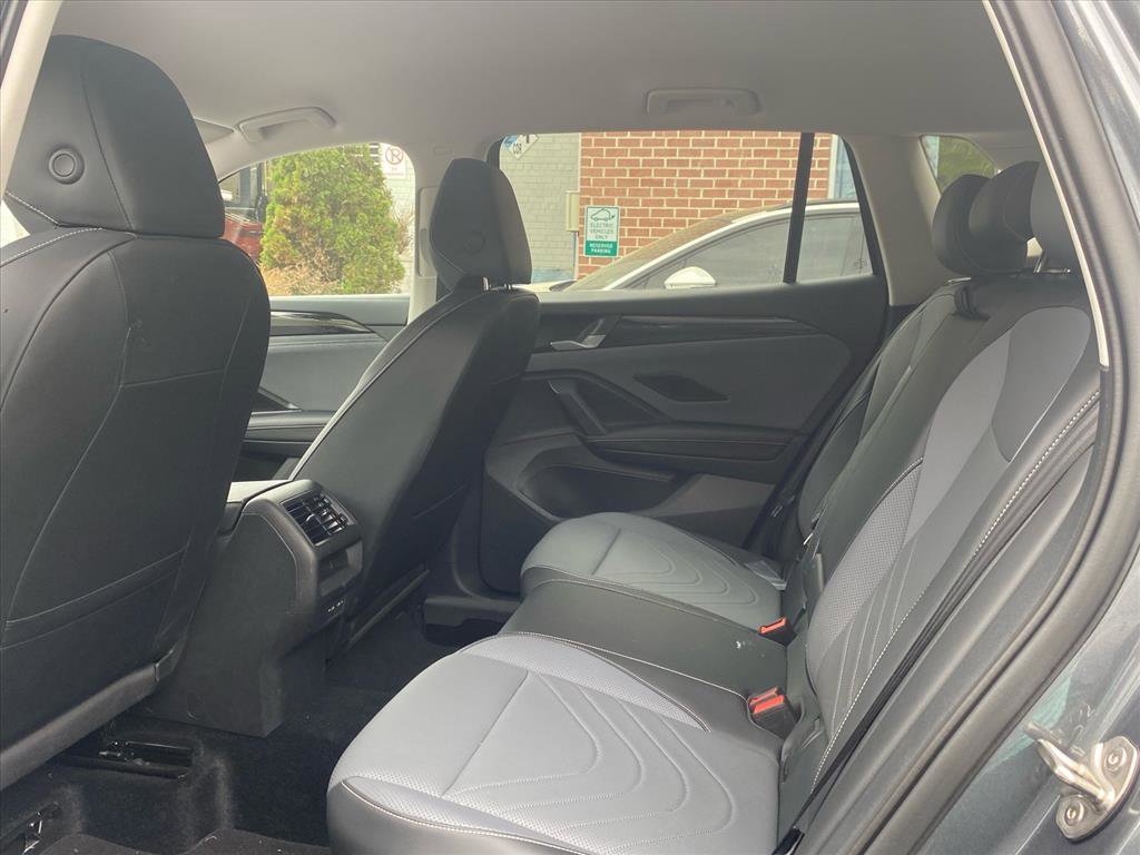 Used 2025 Volkswagen Tiguan SE image 16