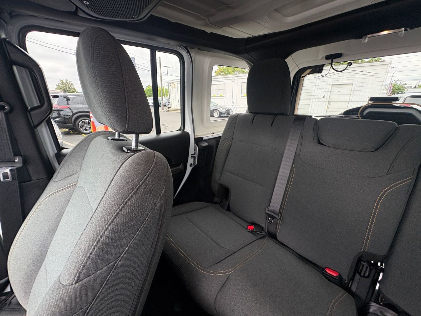 Used 2025 Jeep Wrangler Unlimited Sahara AWD/4WD image 39