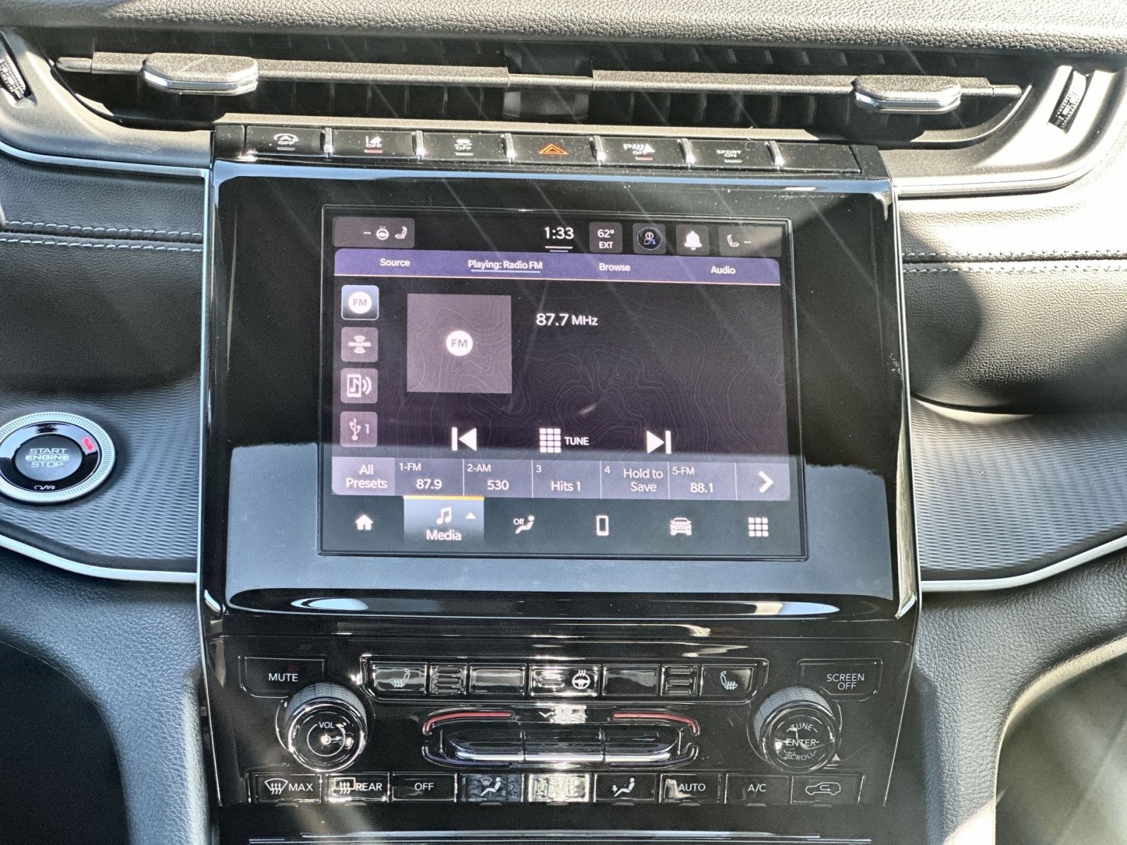 New 2025 Jeep Grand Cherokee Laredo w/ Luxury Tech Group I image 18