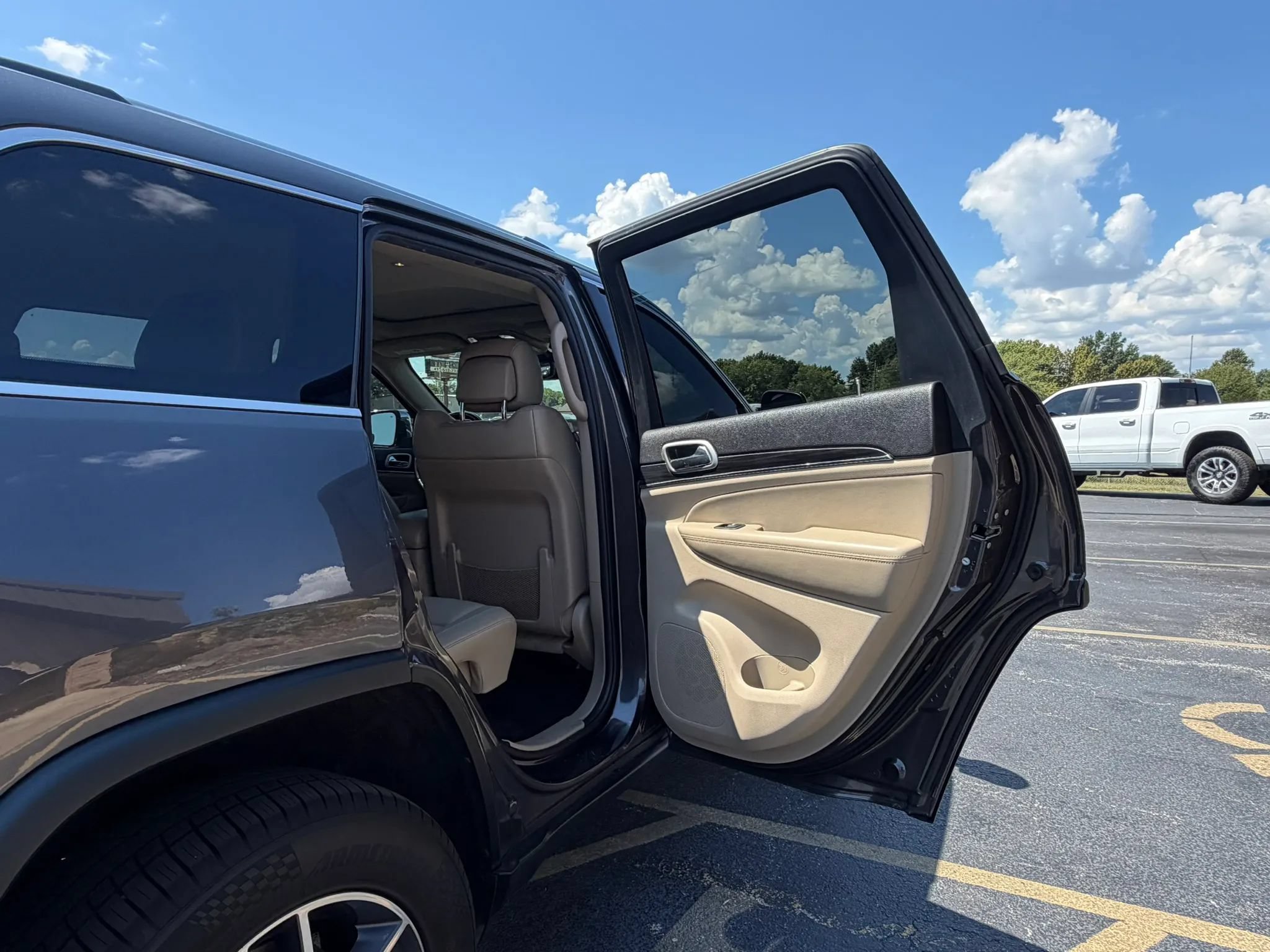 Used 2020 Jeep Grand Cherokee Limited AWD/4WD image 28