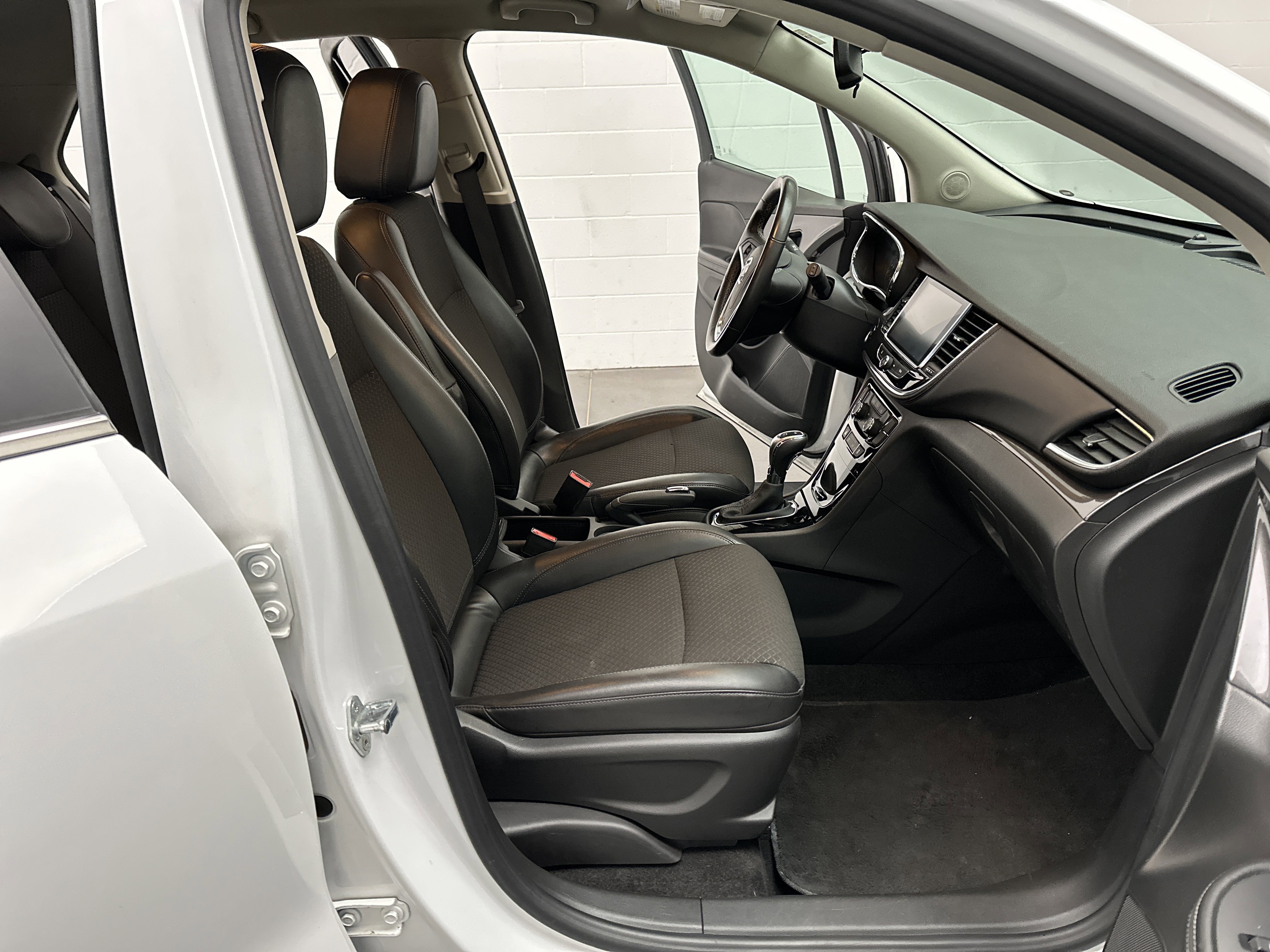 Used 2020 Buick Encore Preferred image 24