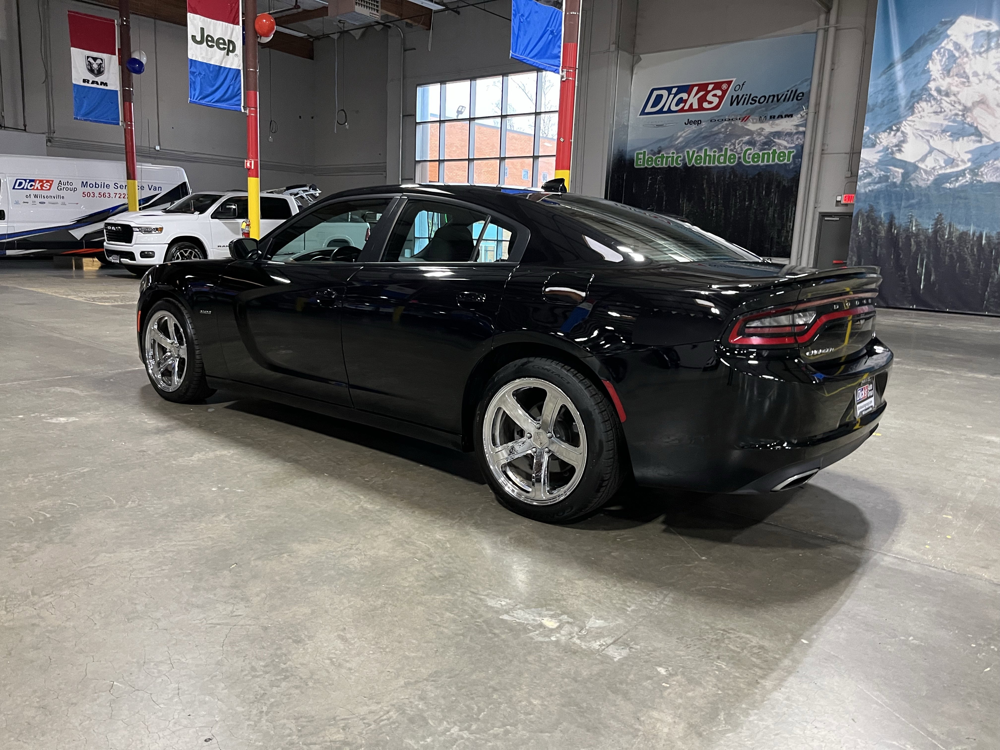 Used 2017 Dodge Charger R/T image 3