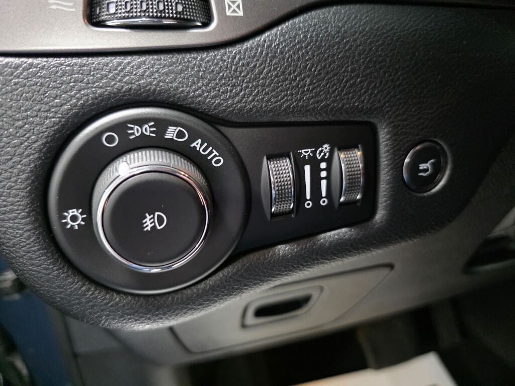 Used 2020 Jeep Cherokee Limited AWD/4WD image 16