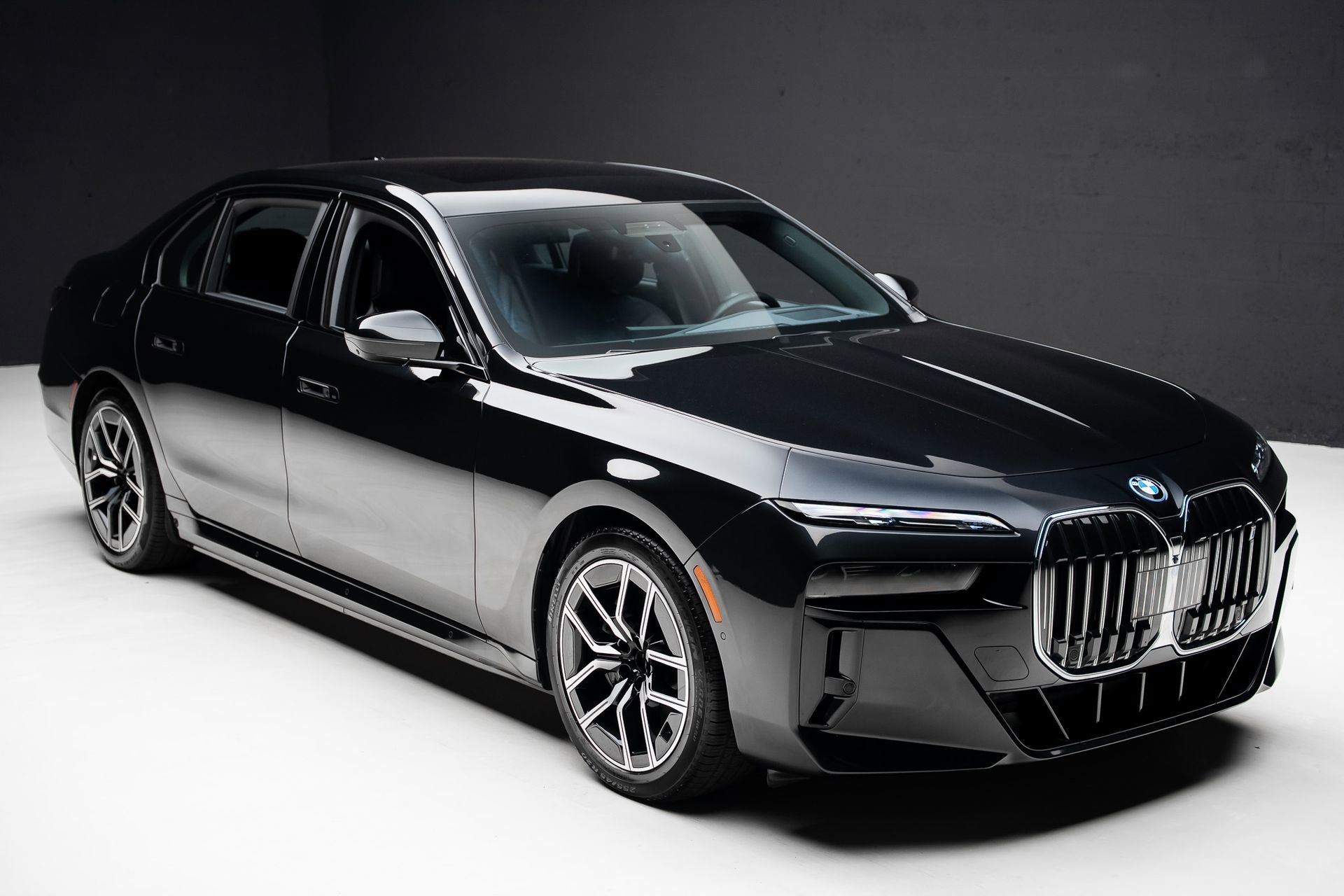 Used 2023 BMW i7 xDrive60 w/ Executive Package 2 AWD/4WD image 41