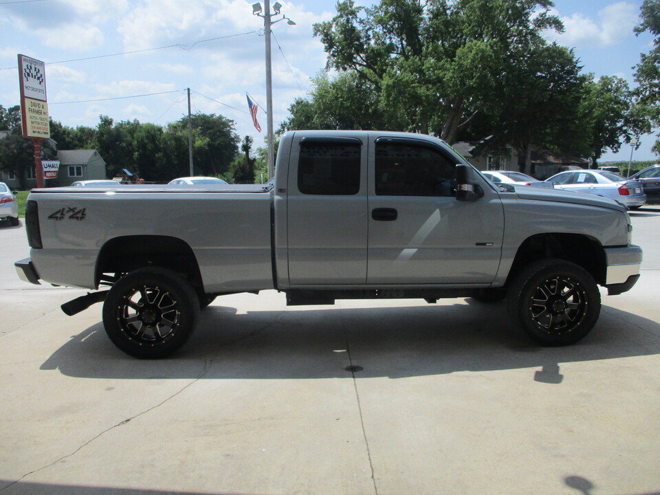 Used 2005 Chevrolet Silverado 2500 LS w/ Heavy-Duty Power Package AWD/4WD image 2