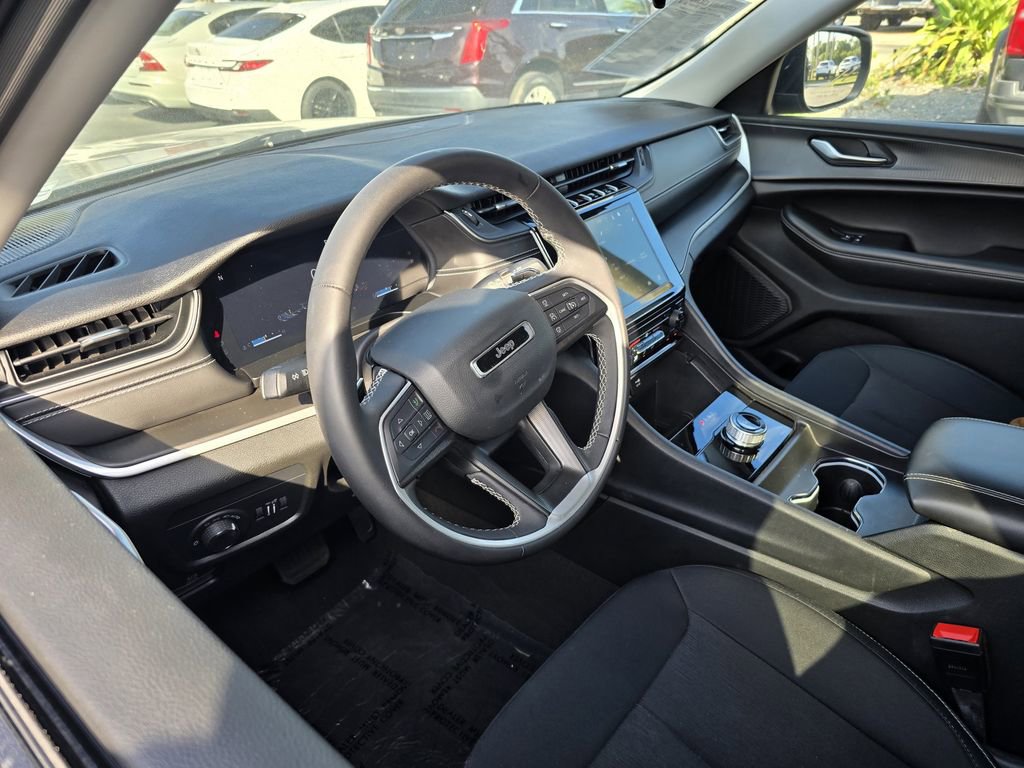 Used 2023 Jeep Grand Cherokee Laredo X image 16