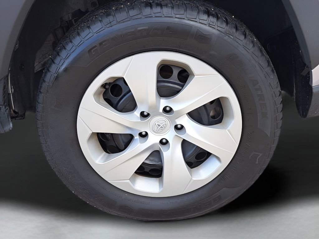 Used 2021 Toyota RAV4 LE image 5