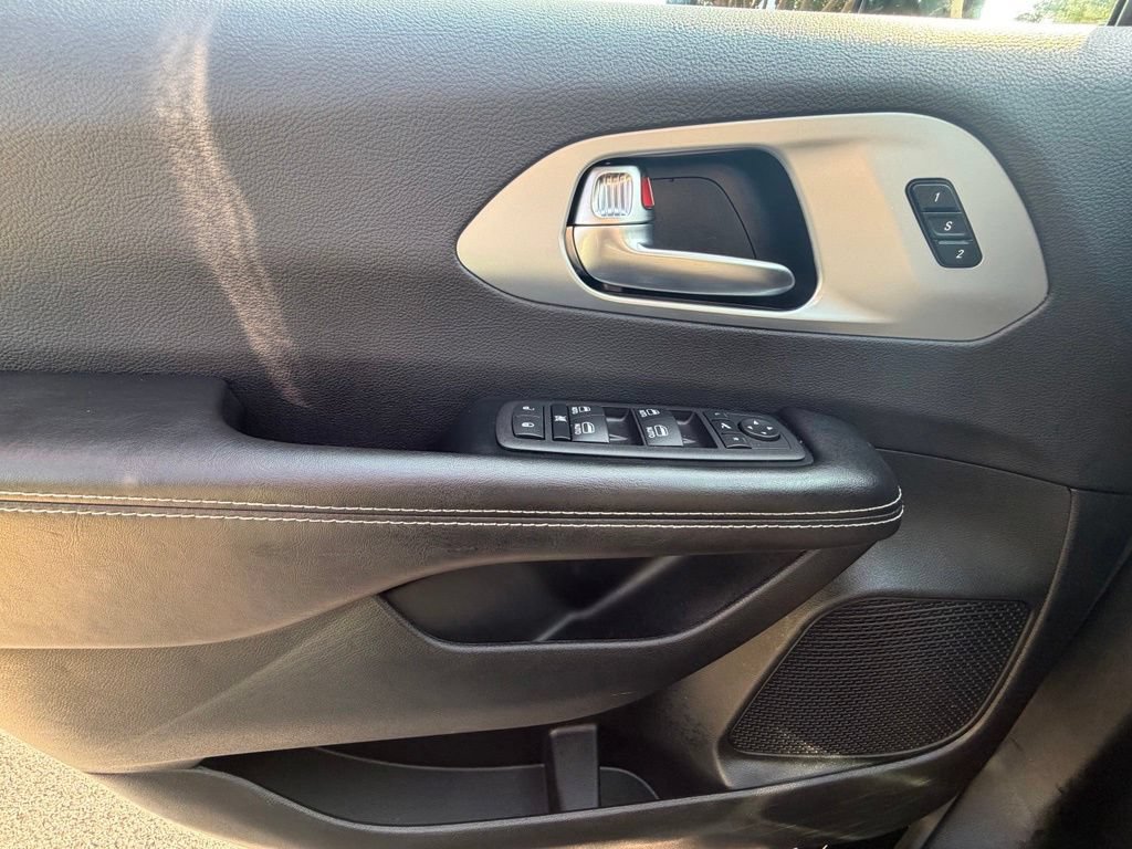 Used 2026 Chrysler Pacifica Limited FWD image 31