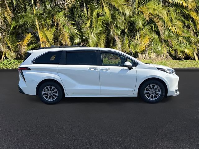 Used 2021 Toyota Sienna XLE FWD image 3