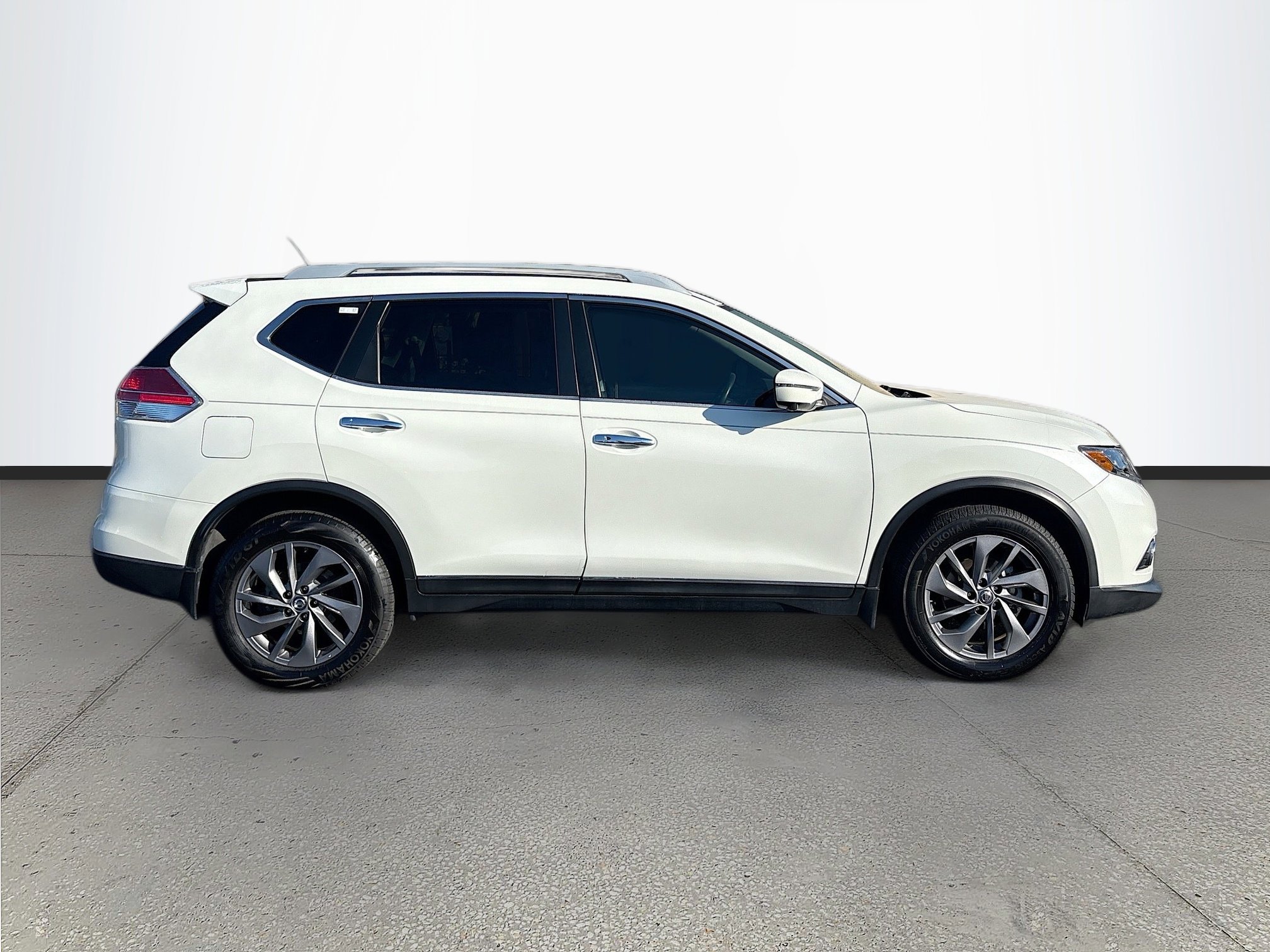 Used 2016 Nissan Rogue SL w/ SL Premium Package image 2