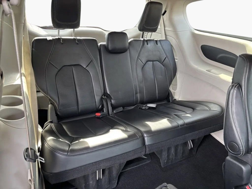 Used 2024 Chrysler Pacifica Touring-L image 30
