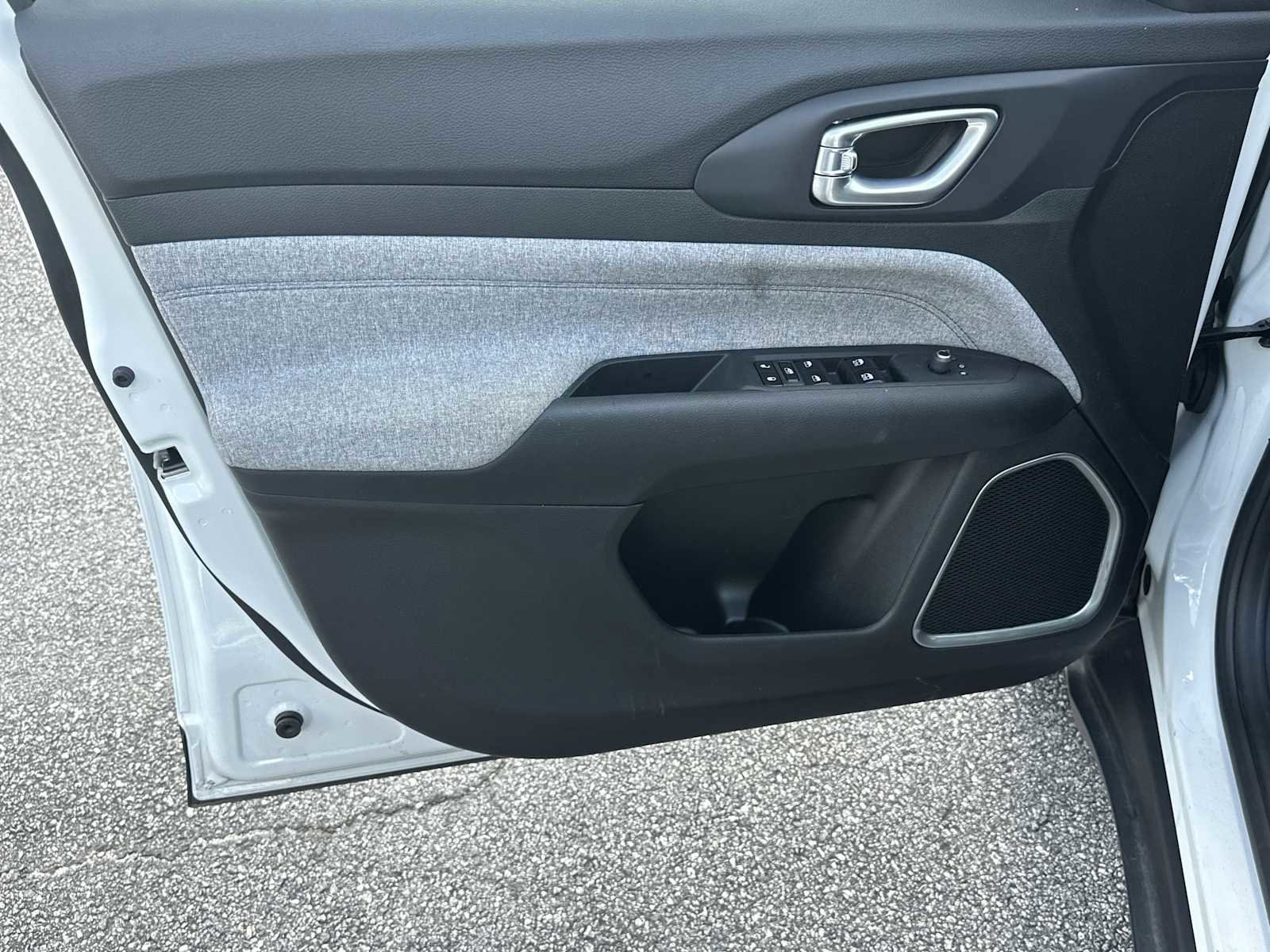 Used 2024 Jeep Compass Latitude image 10