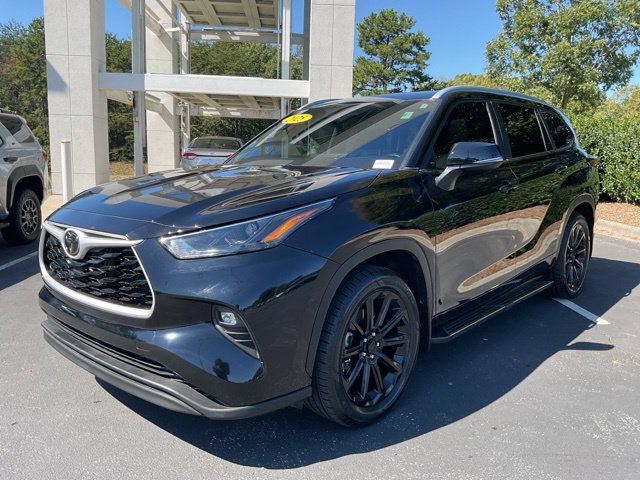 Used 2025 Toyota Highlander XLE FWD image 2