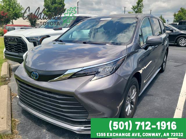 Used 2024 Toyota Sienna LE FWD image 1