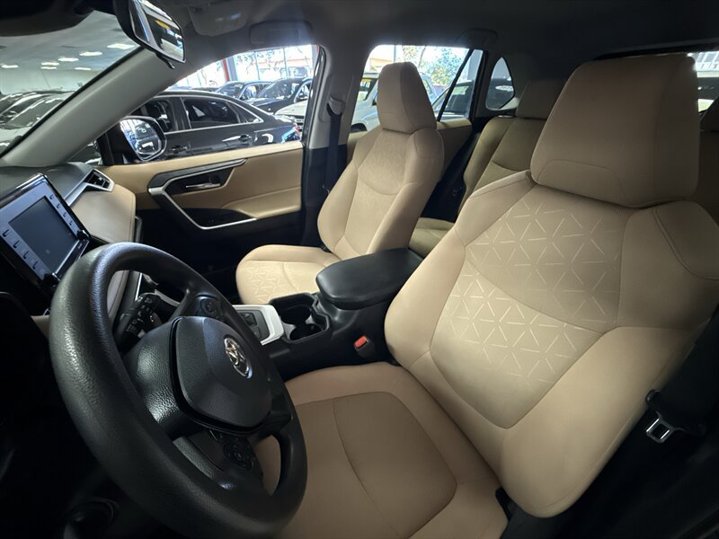 Used 2020 Toyota RAV4 XLE AWD/4WD image 16