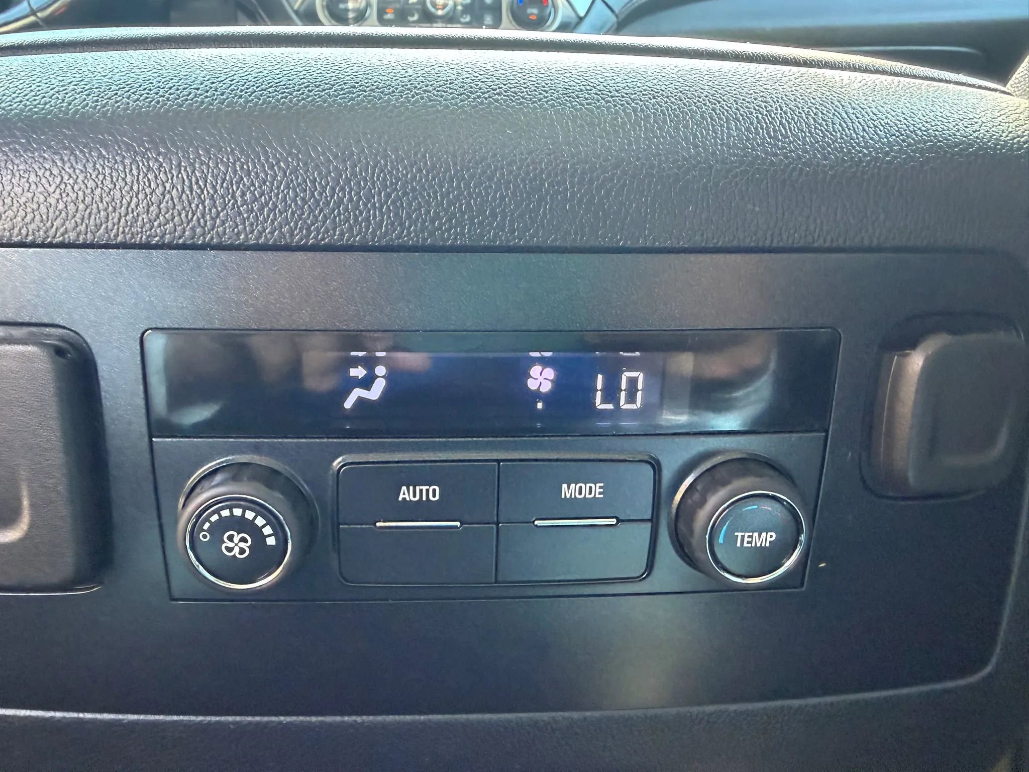 Used 2019 Chevrolet Suburban LT RWD image 15